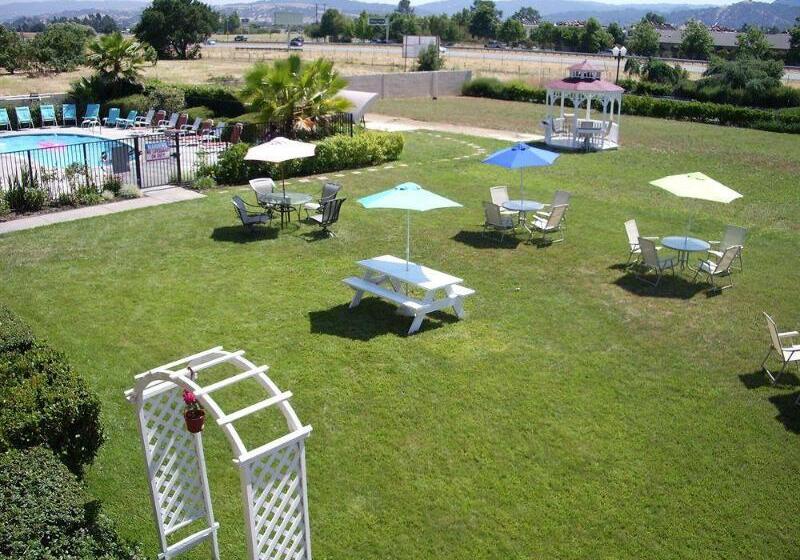 בית מלון כפרי Executive Inn Morgan Hill