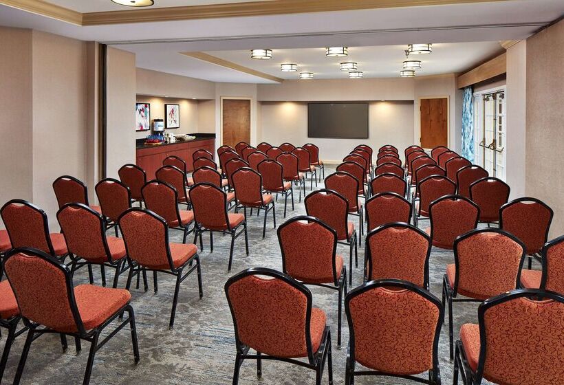 בית מלון כפרי Hilton Garden Inn Valencia Six Flags