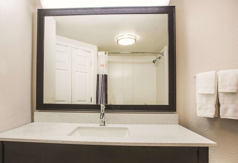 هتل La Quinta By Wyndham Las Vegas Summerlin Tech