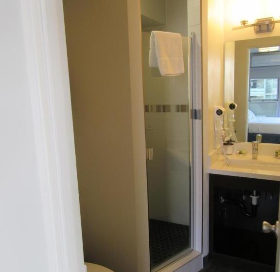 Waikiki Central Hotel No Resort Fees