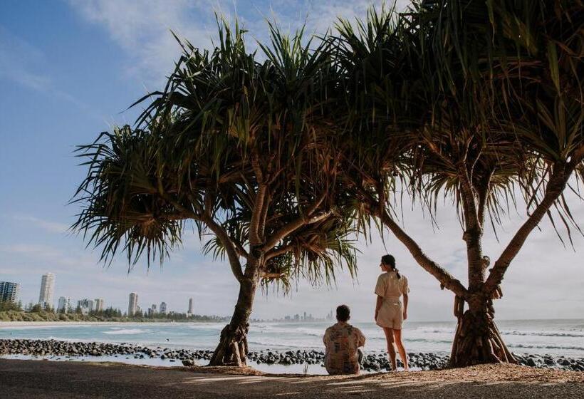 هتل Burleigh Beach Tower
