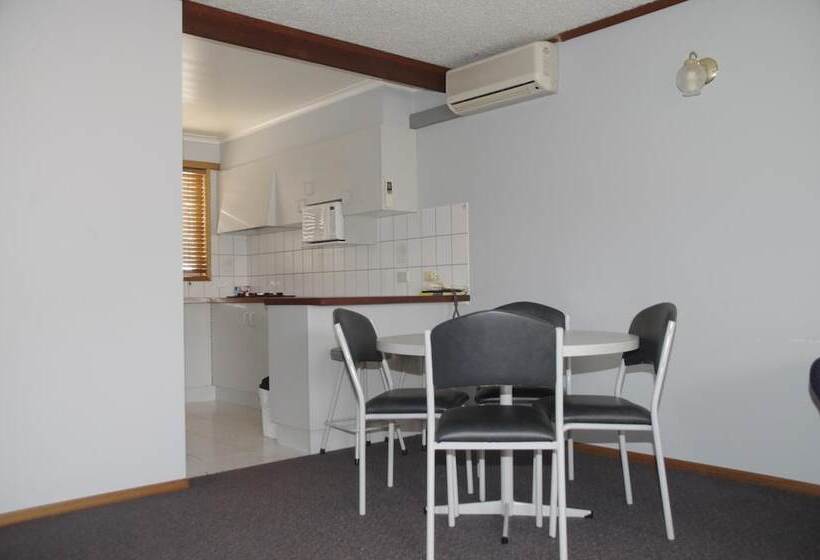 מוטל Blue Whale Motor Inn & Apartments