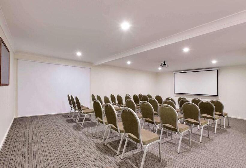 مُتل Ibis Styles Canberra Tall Trees