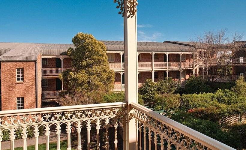 هتل Adina Serviced Apartments Canberra Kingston