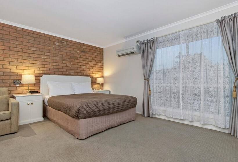 Отель Golden Square Motor Inn