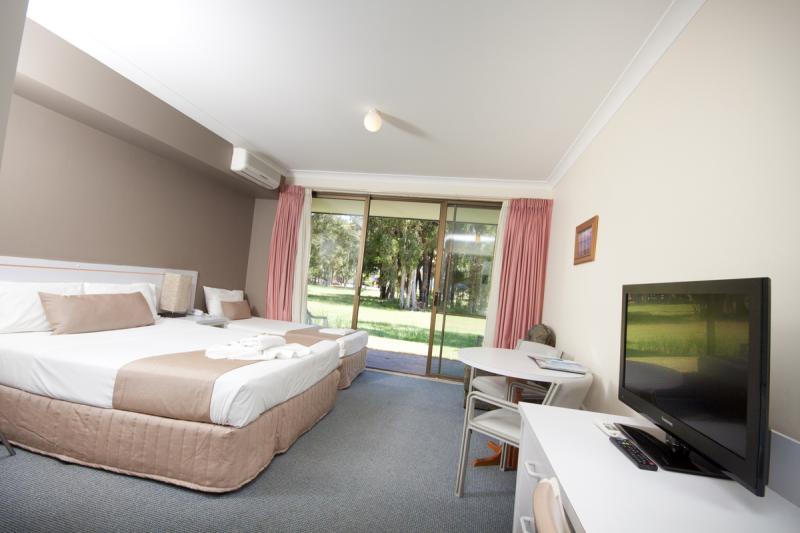 בית מלון כפרי Island Palms Motor Inn