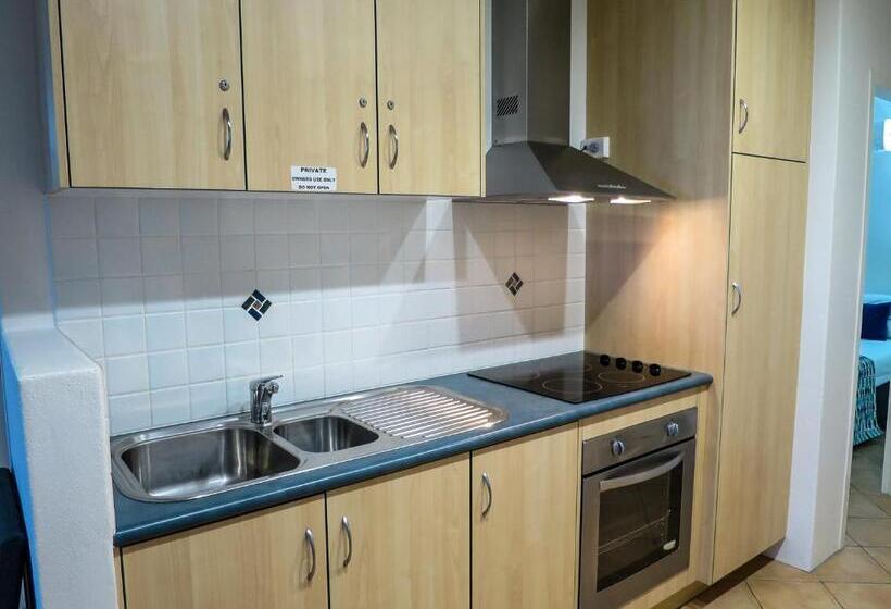 هتل Marlin Waters Beachfront Apartments