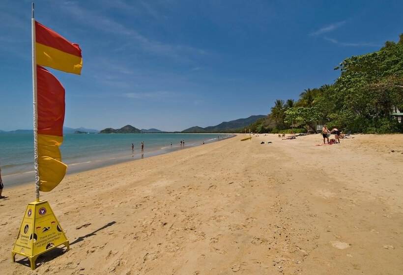 هتل Marlin Waters Beachfront Apartments