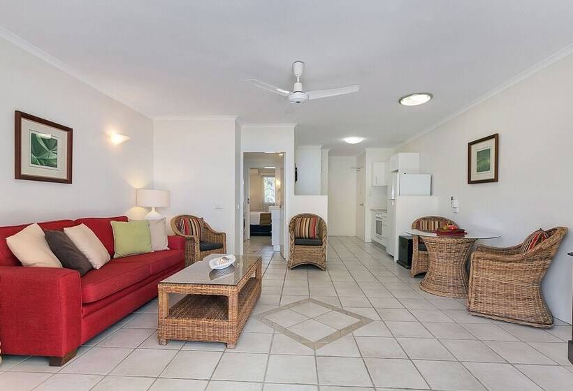 هتل Marlin Waters Beachfront Apartments