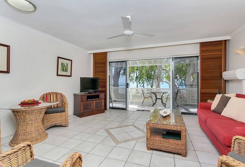 هتل Marlin Waters Beachfront Apartments