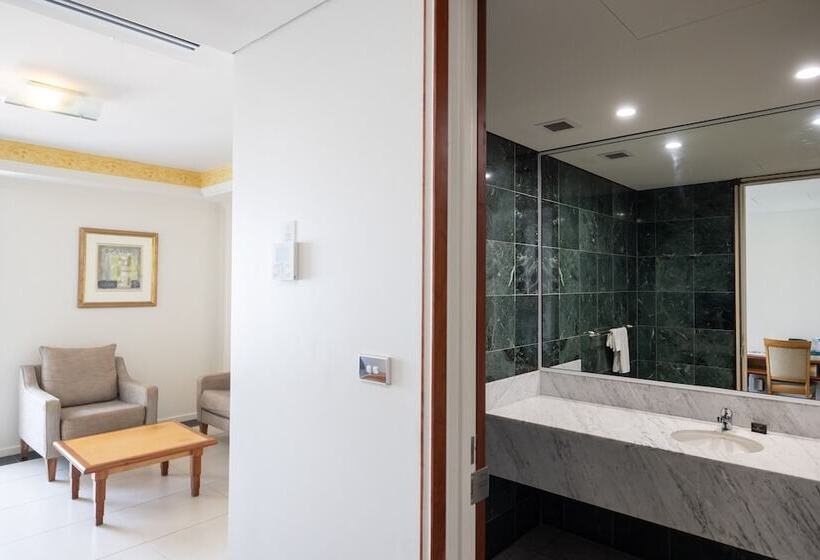 هتل Mindil Beach Casino Resort