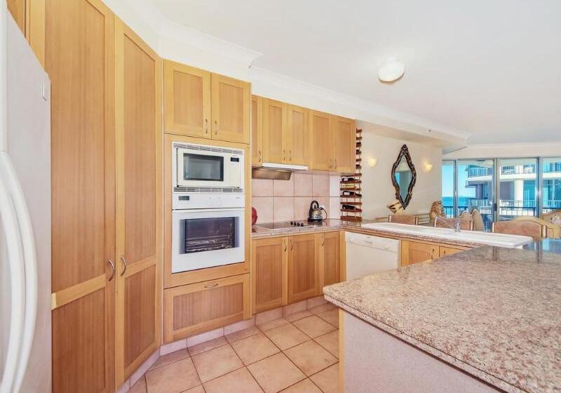 هتل Oceana On Broadbeach