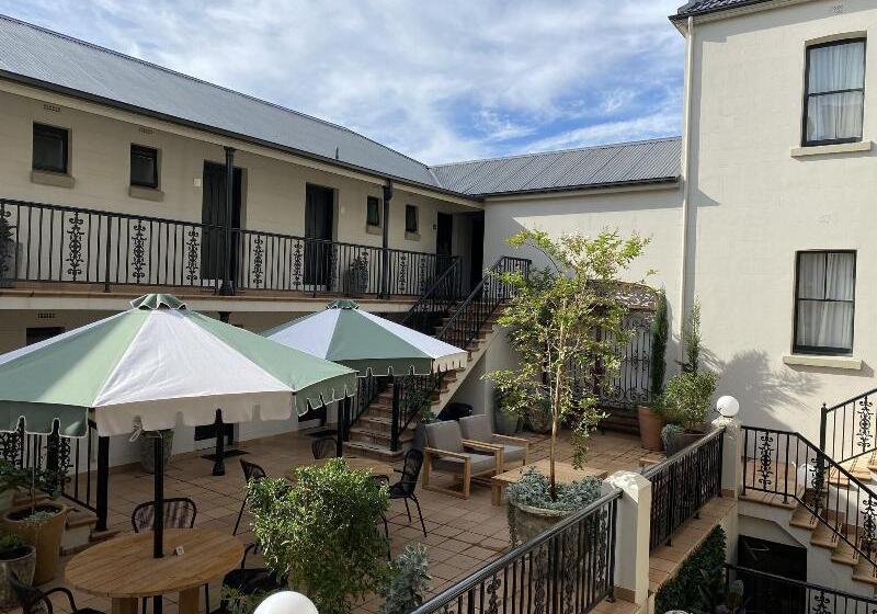 בית מלון כפרי The Lurline Randwick