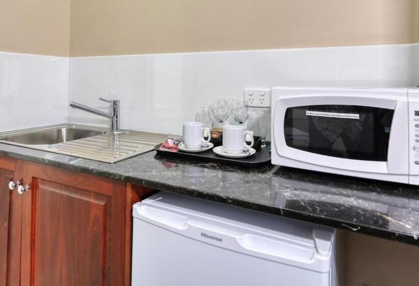 Top Of The Town Motel & Apartments