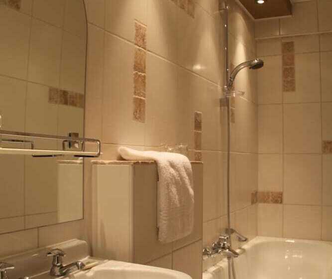 ホテル Logis Hostellerie De La Claire Fontaine