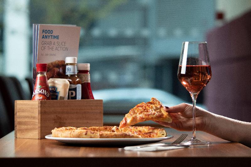 هتل Holiday Inn Express Warwick   Stratford Upon Avon, An Ihg