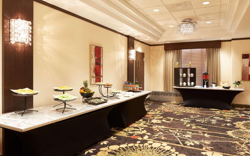 هتل Best Western Premier Denham Inn & Suites