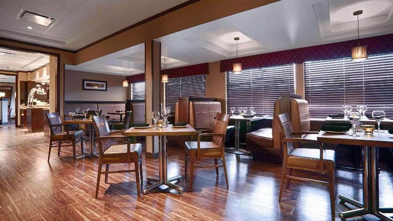هتل Best Western Premier Denham Inn & Suites