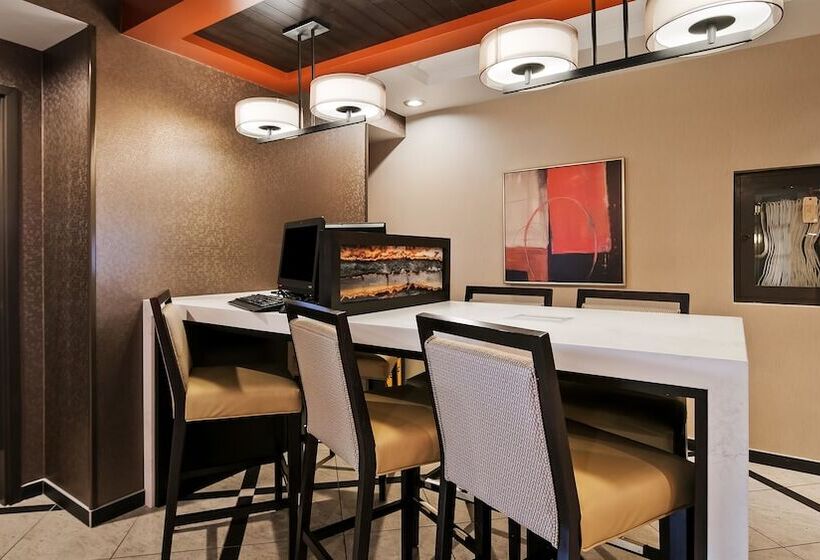 هتل Best Western Premier Denham Inn & Suites