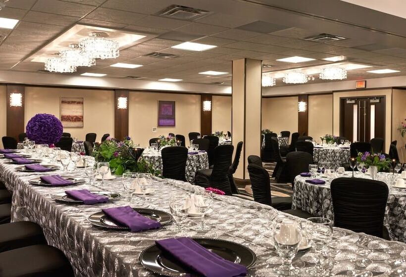 هتل Best Western Premier Denham Inn & Suites