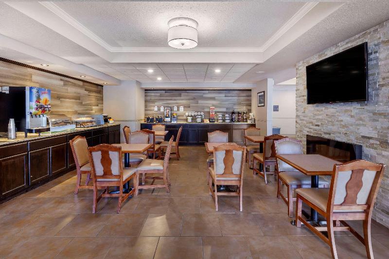 Отель Comfort Inn & Suites Thousand Islands Harbour District