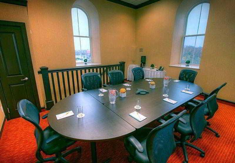 هتل Courtyard By Marriott Waterloo St. Jacobs