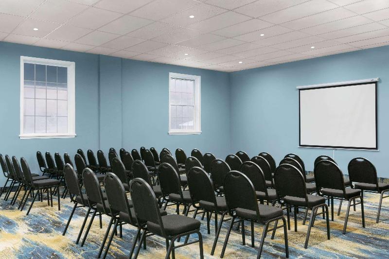 هتل Days Inn By Wyndham Saint John