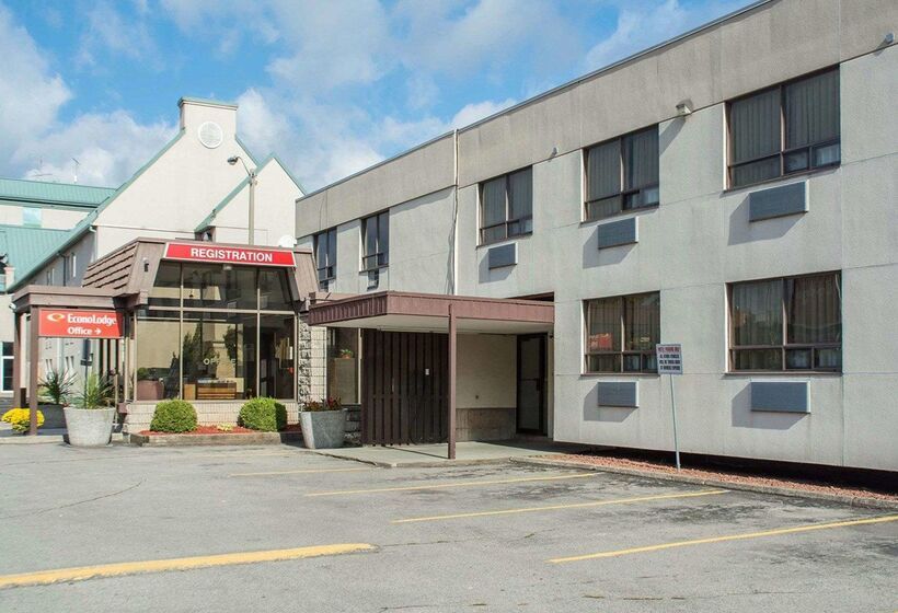 هتل Econo Lodge By The Falls