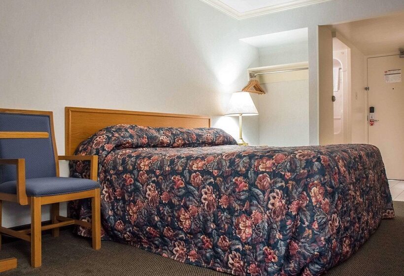 هتل Econo Lodge By The Falls