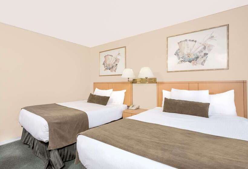هتل Howard Johnson By Wyndham Downtown Kamloops