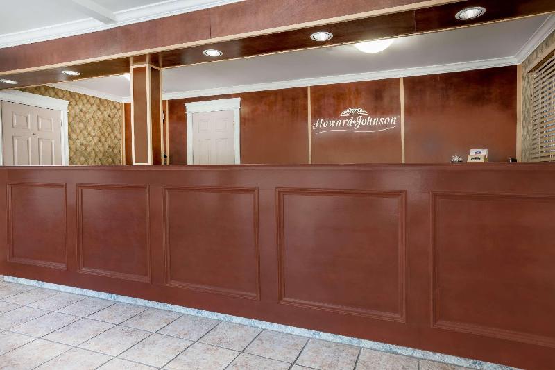 هتل Howard Johnson By Wyndham Downtown Kamloops