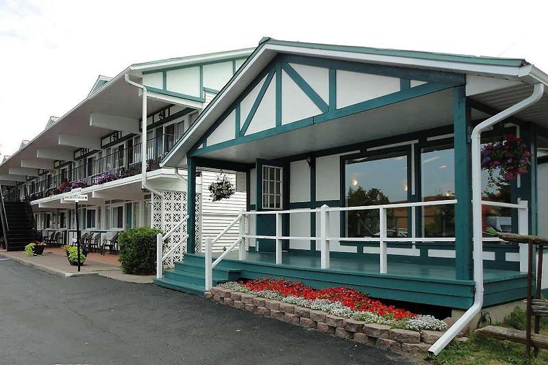 Super 8 By Wyndham Gananoque   Country Squire Resort
