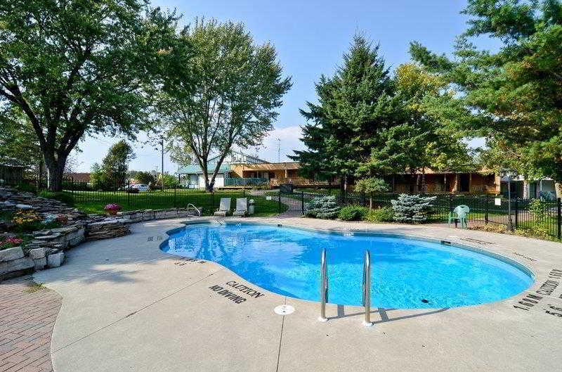 Super 8 By Wyndham Gananoque   Country Squire Resort