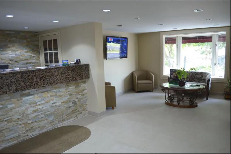 Super 8 By Wyndham Gananoque   Country Squire Resort