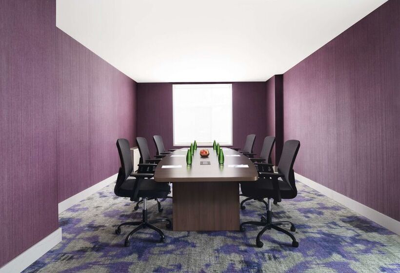 בית מלון כפרי Hilton Garden Inn Calgary Airport
