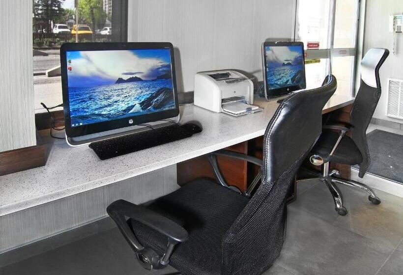 هتل Holiday Inn Express And Suites Calgary, An Ihg