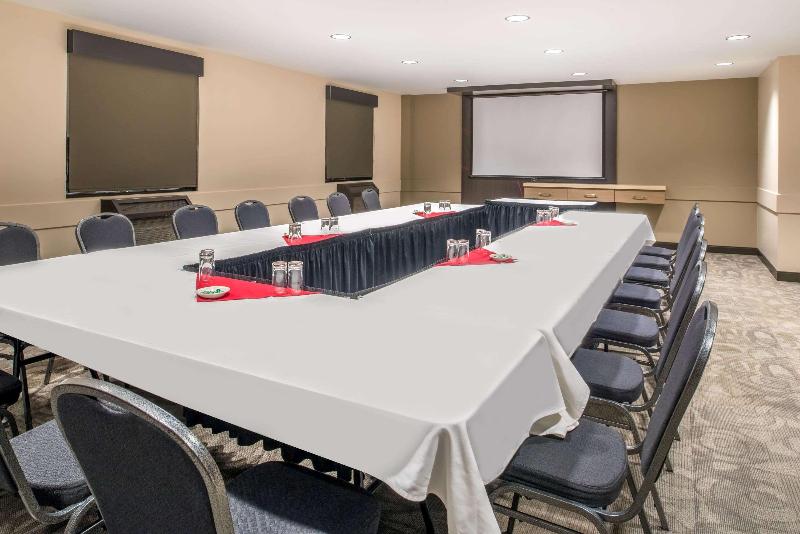 هتل Ramada By Wyndham Saskatoon
