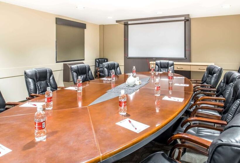 هتل Ramada By Wyndham Saskatoon
