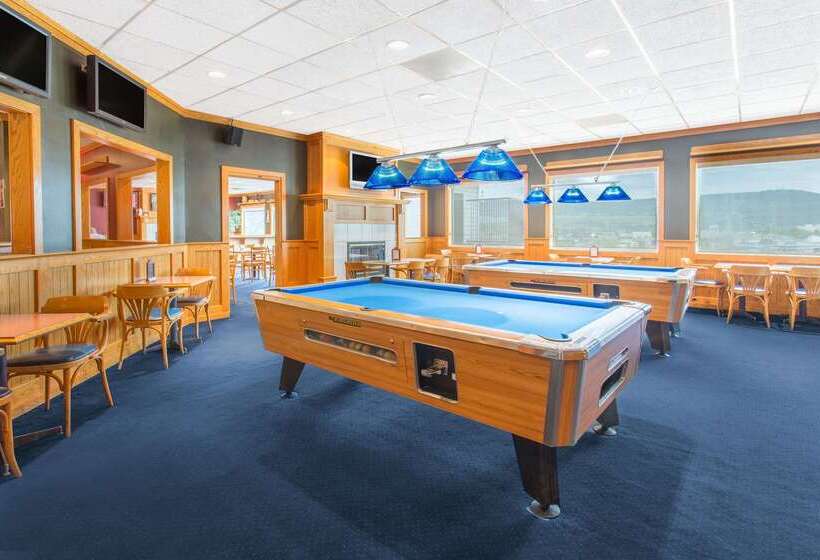 בית מלון כפרי Ramada By Wyndham Williams Lake