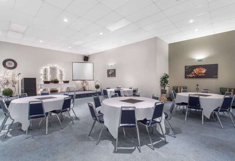 בית מלון כפרי Ramada By Wyndham Williams Lake