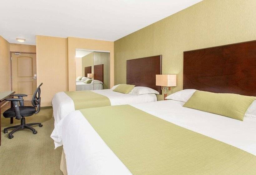 בית מלון כפרי Ramada By Wyndham Williams Lake