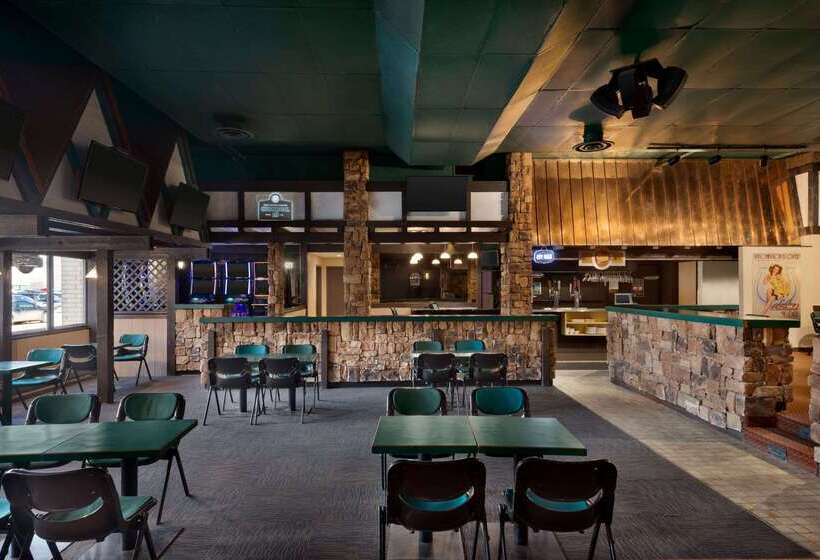 استراحتگاه Ramada Plaza By Wyndham Regina Downtown