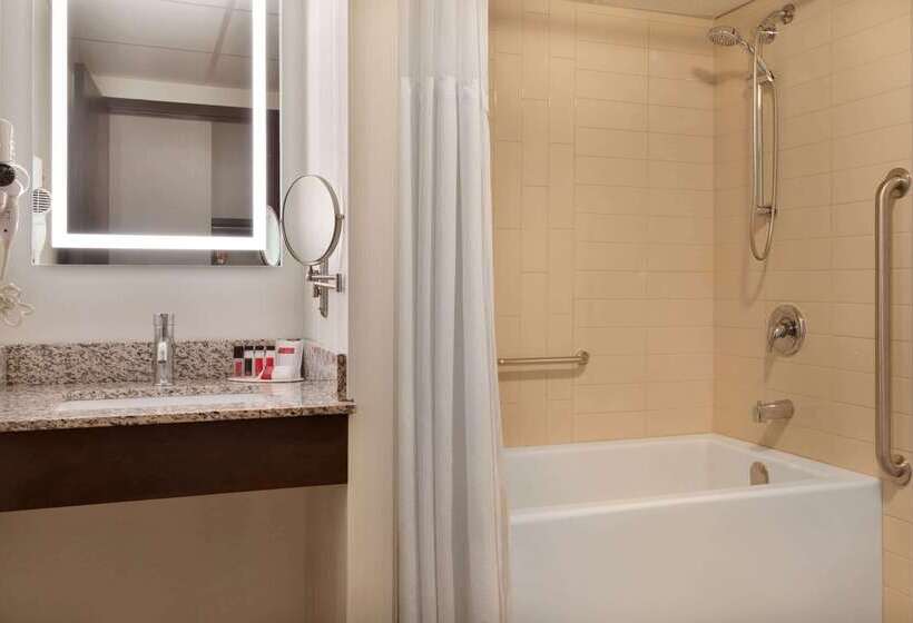 استراحتگاه Ramada Plaza By Wyndham Regina Downtown