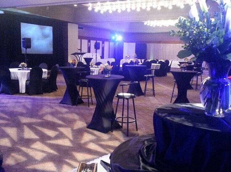 استراحتگاه Ramada Plaza By Wyndham Regina Downtown