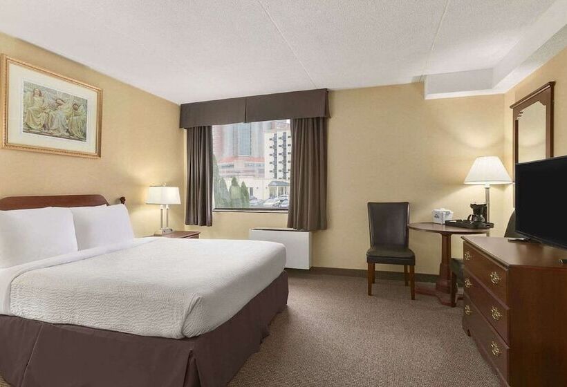 هتل Days Inn By Wyndham Fallsview