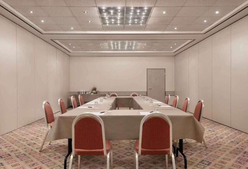 فندق Ramada By Wyndham Bottrop City