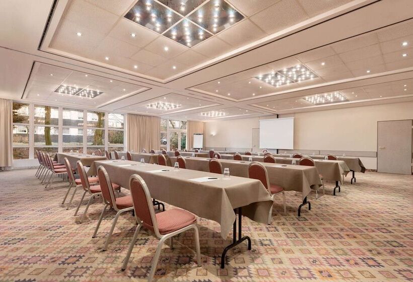 فندق Ramada By Wyndham Bottrop City