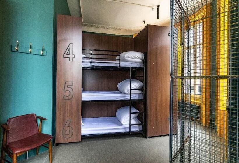 هاستل Publove @ The Rose & Crown