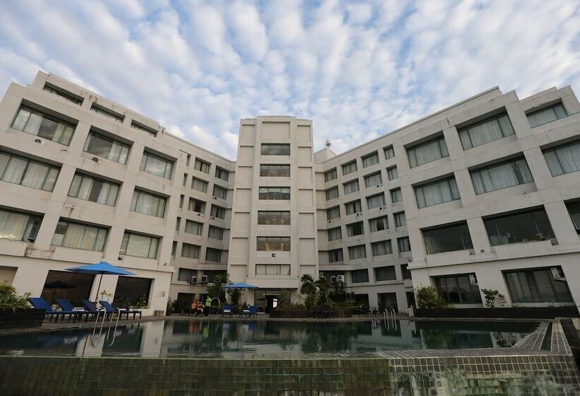 هتل Aryaduta Manado