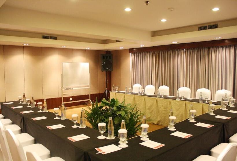 فندق Away Bali Legian Camakila Resort